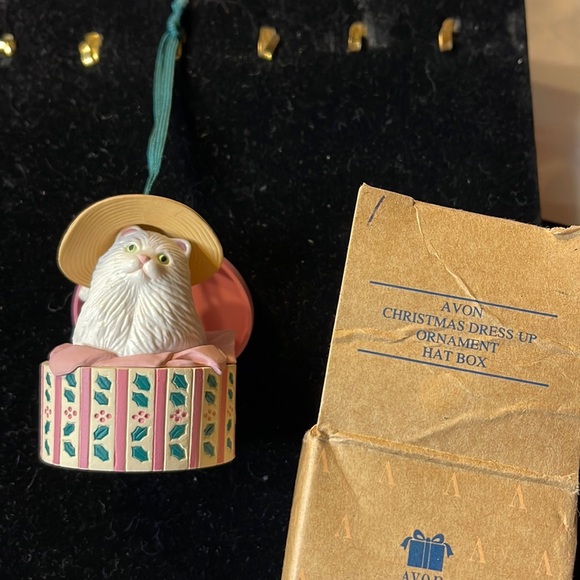 Avon Vtg Christmas Dress Up Ornament Hat Box / Cat - Picture 1 of 10
